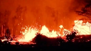 爆炸性噴發真來了！夏威夷火山灰噴萬米高空