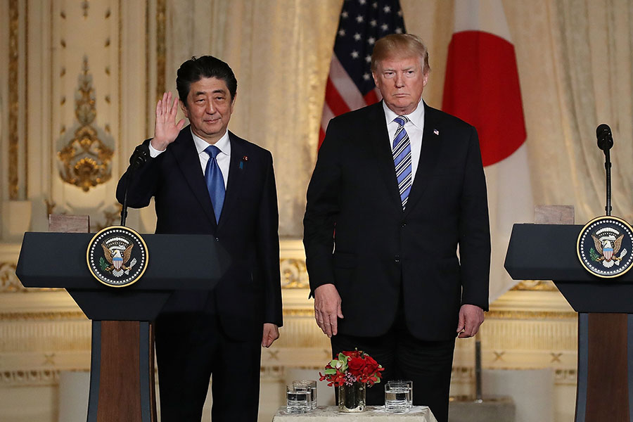 4月18日，日本首相安倍晉三（左）訪問美國期間表示，北韓問題就是他與特朗普（右）商討的一大重要議題。（Joe Raedle/Getty Images）