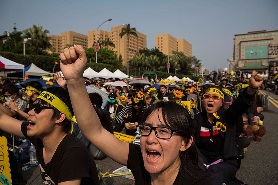 美國自由亞洲電台刊文稱，中共因為無法吸引台灣轉向統一，已改採顛覆台灣民主政體的策略。圖為2014年的太陽花學運。（Lam Yik Fei/Getty Images）