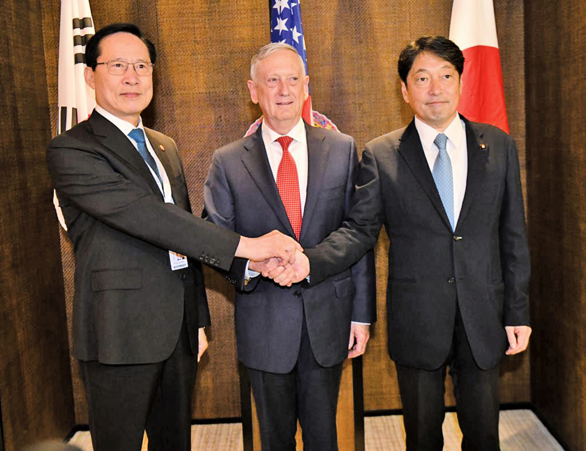 6月2日，美國國防部長馬蒂斯出席兩年一度的「香格里拉對話」年度亞洲安全會議。峰會中，馬蒂斯與南韓防長（左）及日本防衛大臣（右）會晤。（AFP）