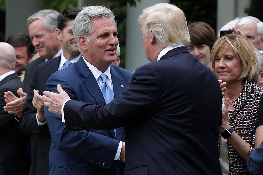 2017年5月4日在白宮玫瑰花園，特朗普舉行關於新美國健保法案的新聞會。眾議院多數黨領袖麥卡錫在現場與特朗普握手。（Alex Wong/Getty Images）