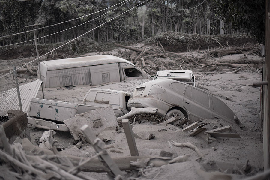危地馬拉富埃戈火山發生大噴發，火山熔岩湧入村莊，有民眾走避不及當場慘遭活埋。（AFP PHOTO/JOHAN ORDONEZ）