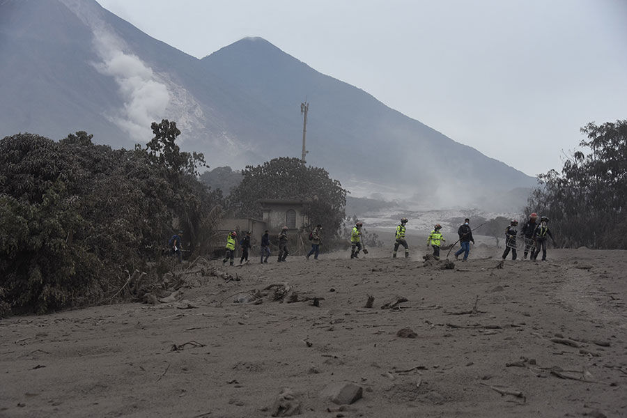 危地馬拉富埃戈火山發生大噴發，圖為現場噴發場面。（AFP）
