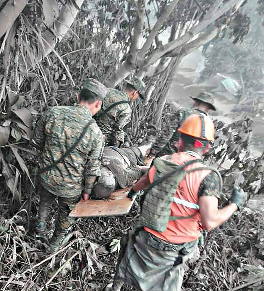 危地馬拉富埃戈火山發生大噴發，圖為現場噴發場面。（AFP）