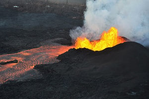 夏威夷火山新噴發 熔岩四溢摧毀數百房屋