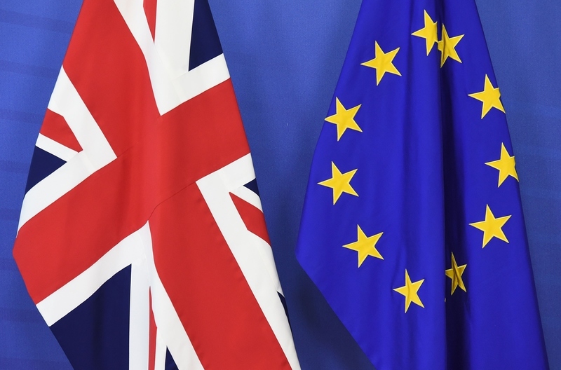 英國財政大臣歐斯本警告，若脫離歐盟，英國經濟將陷入長達一年的衰退。圖為英國國旗（左）與歐盟盟旗。（AFP/Getty Images）