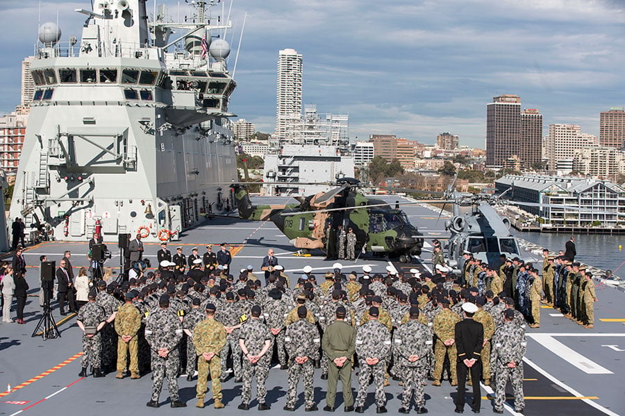 6月9日，澳洲海軍軍艦阿德萊德號（HMAS Adelaide）抵達斐濟蘇瓦港（Suva）時，附近出現一艘疑是中共的間諜船。圖為2016年7月19日，時任美國副總統拜登訪澳時登上阿德萊德號。（Jessica Hromas /Getty Images）