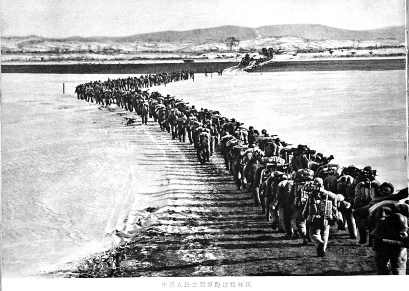 中共志願軍越過鴨綠江奔赴韓戰戰場。（大紀元資料庫）