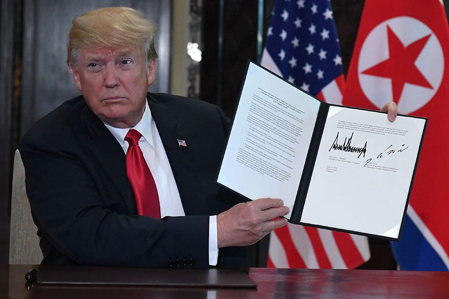 美國總統特朗普和北韓領導人金正恩6月12日進行眾所矚目的「特金會」，兩人會談後公開簽署文件。（SAUL LOEB/AFP/Getty Images）