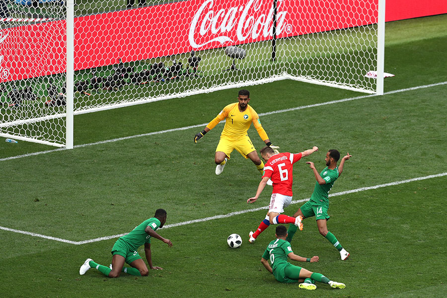 此役表現出色的切里舍夫（紅衣6號），是俄羅斯隊中兩個在國外聯賽踢球的球員之一。（Clive Rose/Getty Images）