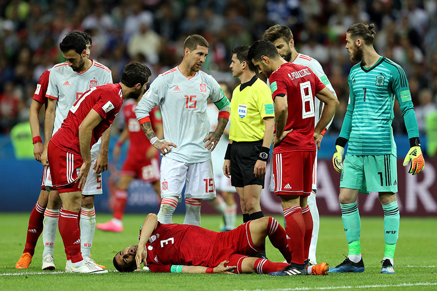 伊朗隊長哈吉薩菲在第37分鐘無對抗情況下受傷倒地，隊醫簡單處理以後繼續比賽。（Richard Heathcote/Getty Images）