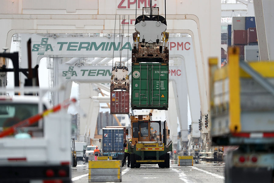 中美兩大經濟體開始出現一上一下，貿易緊張關係就會處於微妙的關頭。圖為2018年6月20日美加州的奧克蘭港正在卸載中海黃海航運公司（中海集運東海）從香港運來的貨櫃。（Justin Sullivan/Getty Images）