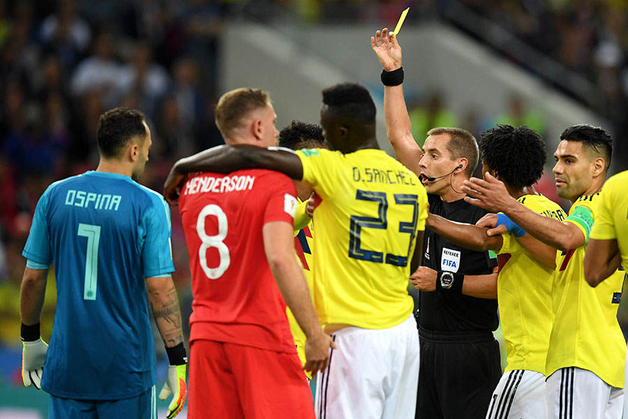 哥倫比亞球員韋馬巴里奧斯犯規吃到第一張黃牌。（Matthias Hangst/Getty Images）