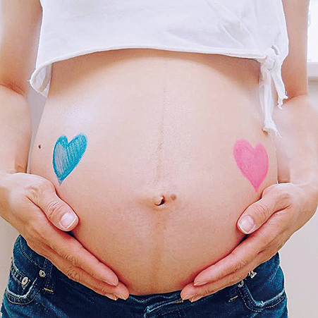 鍾嘉欣6日在Instagram大方曬出懷孕寫真，並開心公佈二胎性別為男寶寶。（鍾嘉欣Instagram）