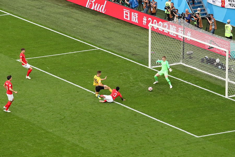 梅尼亞門前搶點射門，比利時以1比0領先。（Kevin C. Cox/Getty Images）