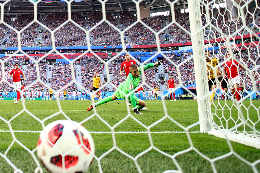 夏薩特突入禁區低射近角，比克福特無能為力，比利時以2比0領先英格蘭。（Clive Rose/Getty Images）