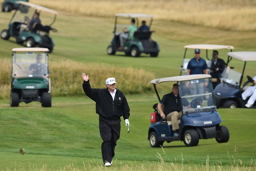 7月14日，正在英國訪問的美國總統特朗普在蘇格蘭打高爾夫球。（Leon Neal/Getty Images）