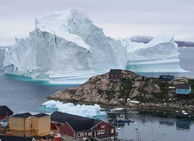 巨大冰山漂到格陵蘭海岸 恐崩解引發海嘯