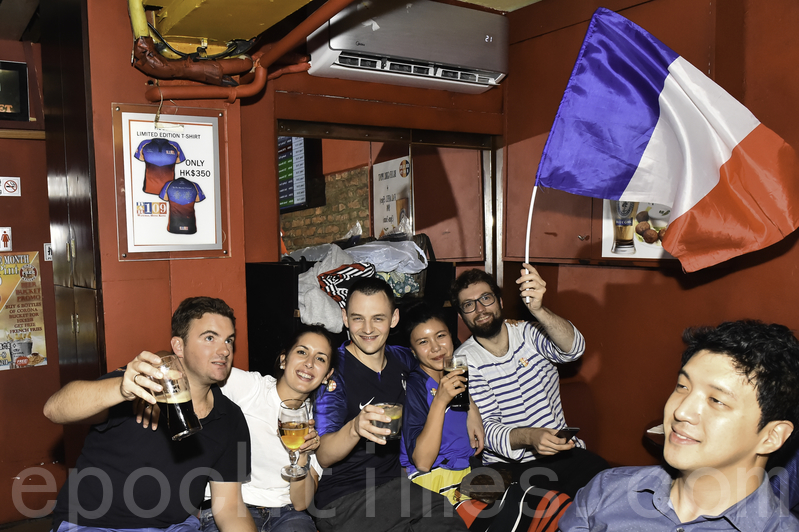 在駱克道一間酒吧，有法國隊球迷一起觀看世界盃決賽。（郭威利／大紀元）
