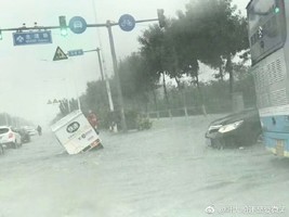北京降特大暴雨道路成河 發佈洪水預警