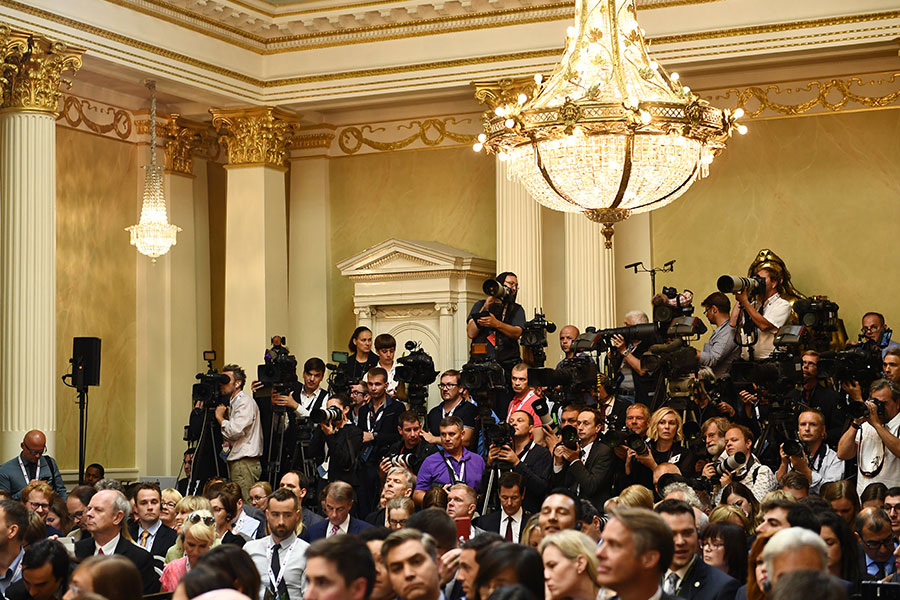 在聯合記者會現場的世界各國記者。（AFP PHOTO/Brendan Smialowski）