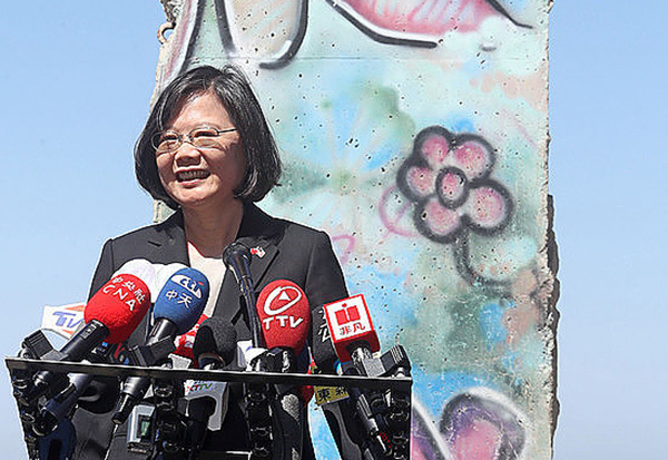 台灣總統蔡英文13日在洛杉磯列根圖書館收藏的一幅柏林牆前發表公開談話。（中央社）