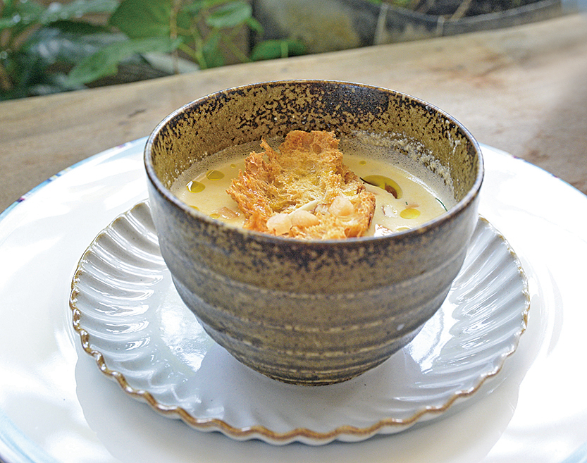 哈密瓜杏仁冷湯選用杏仁奶來製作，取代其它奶製品，更營養健康。
