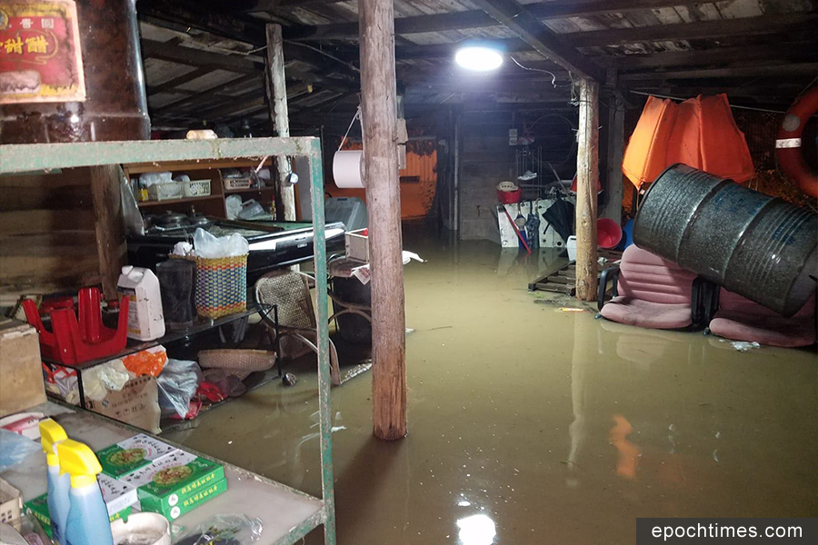 元朗新田小磡村幾十戶村屋昨日被洪水圍困。圖為花農梁日信的村屋被水浸的情況。（梁日信提供）