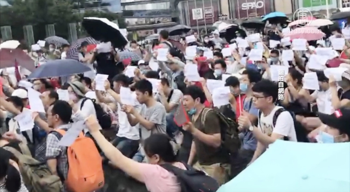 許多想進京抗議的P2P投資者被當地官員攔截。（影片截圖）