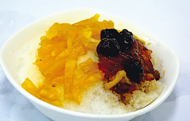 菠蘿酸梅冰用菠蘿丁加糖去熬煮，還添加自家醃製的Q梅。