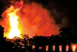 巴西國家博物館發生大火