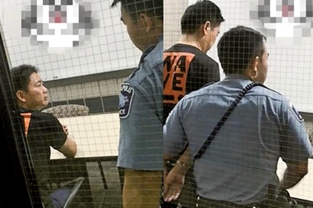 劉強東被捕警察全程拍攝，劉曾被警方反手銬住。（網絡圖片）