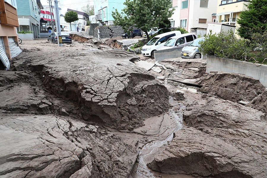 日本北海道9月6日凌晨發生一次6.7級強烈地震，地震引發山泥傾瀉，多幢樓宇倒塌。圖為6日上午北海道札幌市的災情。（JIJI PRESS/AFP/Getty Images）