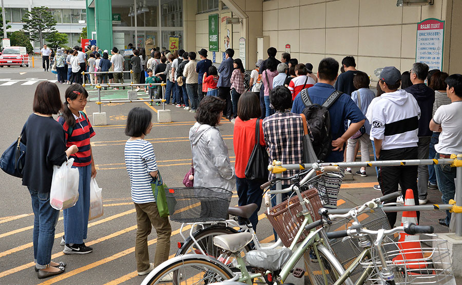 在北海道札幌市，有超市門外大排長龍，但秩序良好。（JIJI PRESS/AFP/Getty Images）