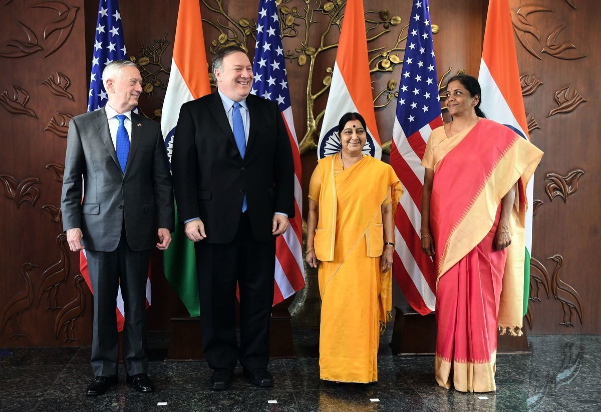 美國國防部長馬蒂斯（左1），美國國務卿蓬佩奧（左2），印度外交部長斯瓦拉傑（右2）和印度國防部長西塔拉曼（右1）9月6日舉行了高級別會議，並簽署了一項允許共享加密軍事情報的協議。（PRAKASH SINGH/AFP/Getty Images）