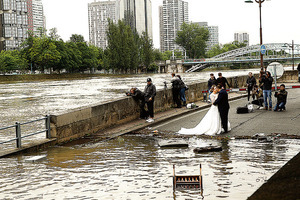 塞納河溢堤2萬人撤離 羅浮宮藝術珍品轉移