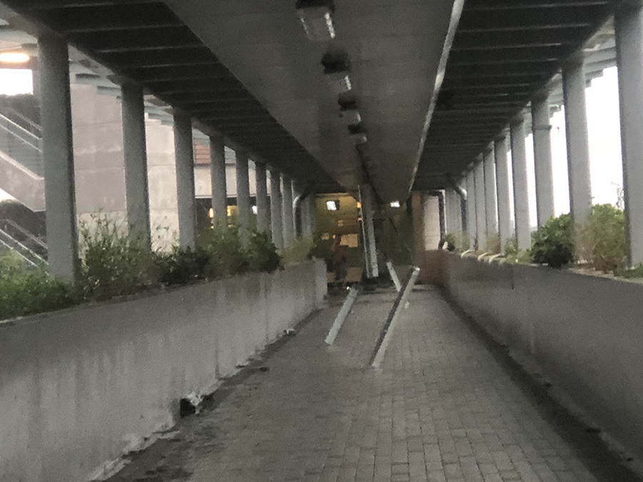 造價高昂的港鐵何文田站有蓋行人天橋的天花板掉落，懸掛在電線上，在風中搖動。（大紀元／梁珍）