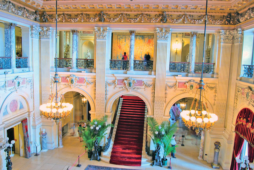 范德比爾特二世避暑山莊大廳主樓梯。(UpstateNYer/ Wikimedia Commons)