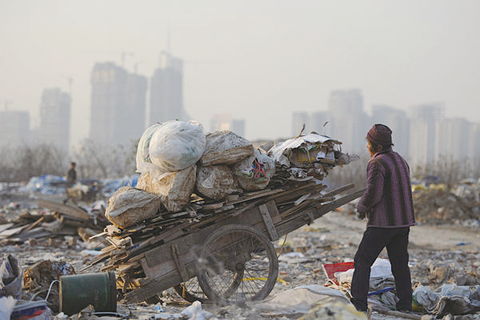 中國目前的貧富差距已經居世界所有國家之最，一線城市發展的同時，掠奪了周邊城市的各種資源，致使周邊城市越發貧困，致這些城市「嚴重貧血」，被稱為「吸血型經濟」。（AFP）