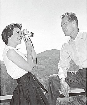 1960年，希士頓獲得奧斯卡影帝後，在家中給妻子呂迪雅擺拍。（維基百科）