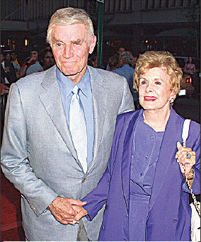 2001年，希士頓和妻子在紐約出席活動。（維基百科）
