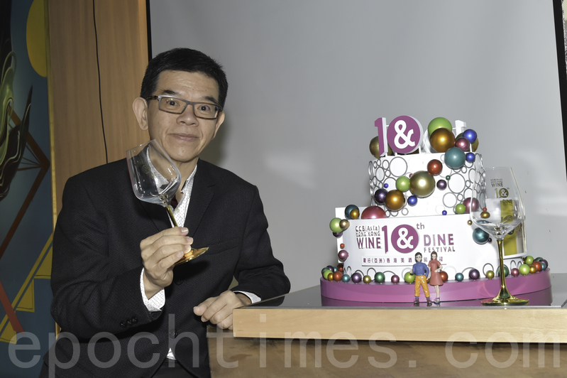 旅遊發展局節目及旅遊產品拓展總經理洪忠興表示，為慶祝「香港美酒佳餚巡禮」十周年，大會特設有巨型蛋糕模型及AR有獎遊戲。（郭威利／大紀元）
