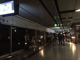 港鐵中環站停電 大堂漆黑一片