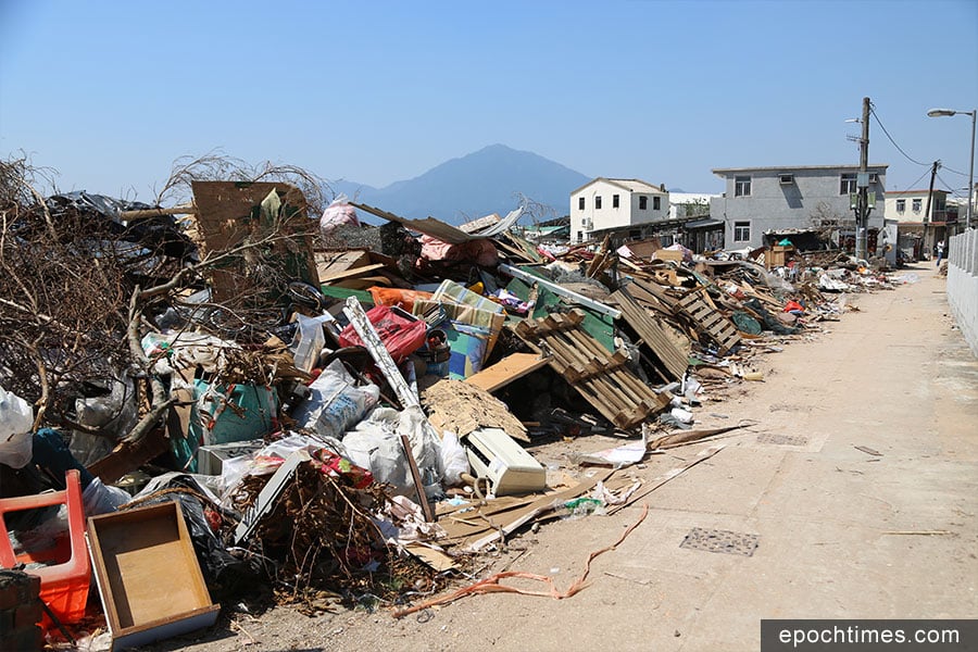 颱風「山竹」襲港三周後的10月6日，吉澳漁民村前仍堆積大量垃圾，等候清理。（陳仲明／大紀元）