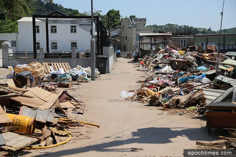 颱風「山竹」襲港三周後的10月6日，吉澳漁民村前仍堆積大量垃圾，等候清理。（陳仲明／大紀元）