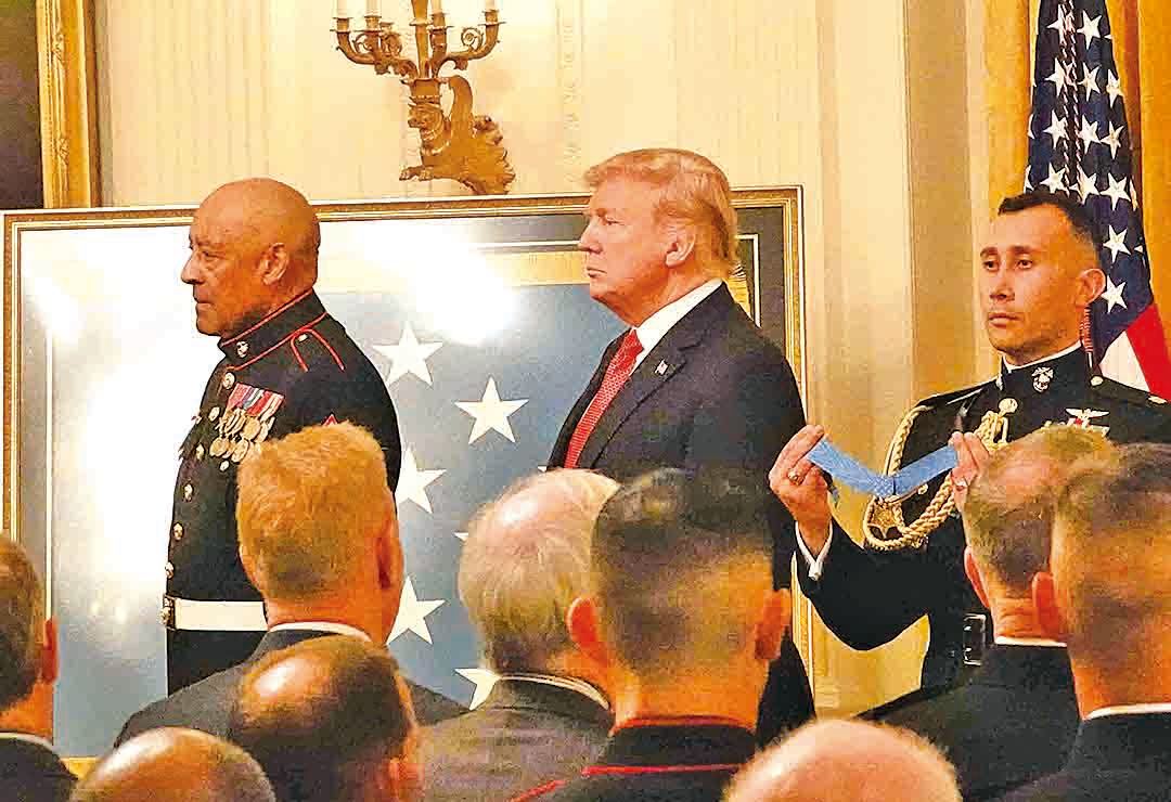美國總統特朗普為前海軍陸戰隊槍砲軍士長約翰‧坎利（JOHN CANLY）頒發國會勳章。（亦平／大紀元）