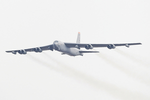 美B-52轟炸機再飛南海國際空域