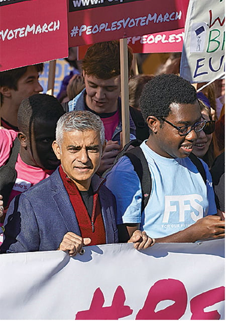 遊行人群中不乏知名人士，包括倫敦市長簡世德（左）。（NIKLAS HALLE'N/AFP/Getty Images）