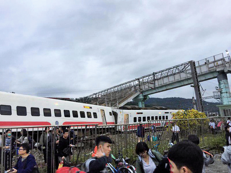 台鐵翻側意外 18死148人受傷