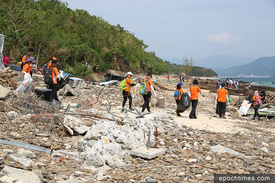 「青山友之行」一眾義工約三十人在上周日前往東平洲大塘村協助清理。（陳仲明／大紀元）